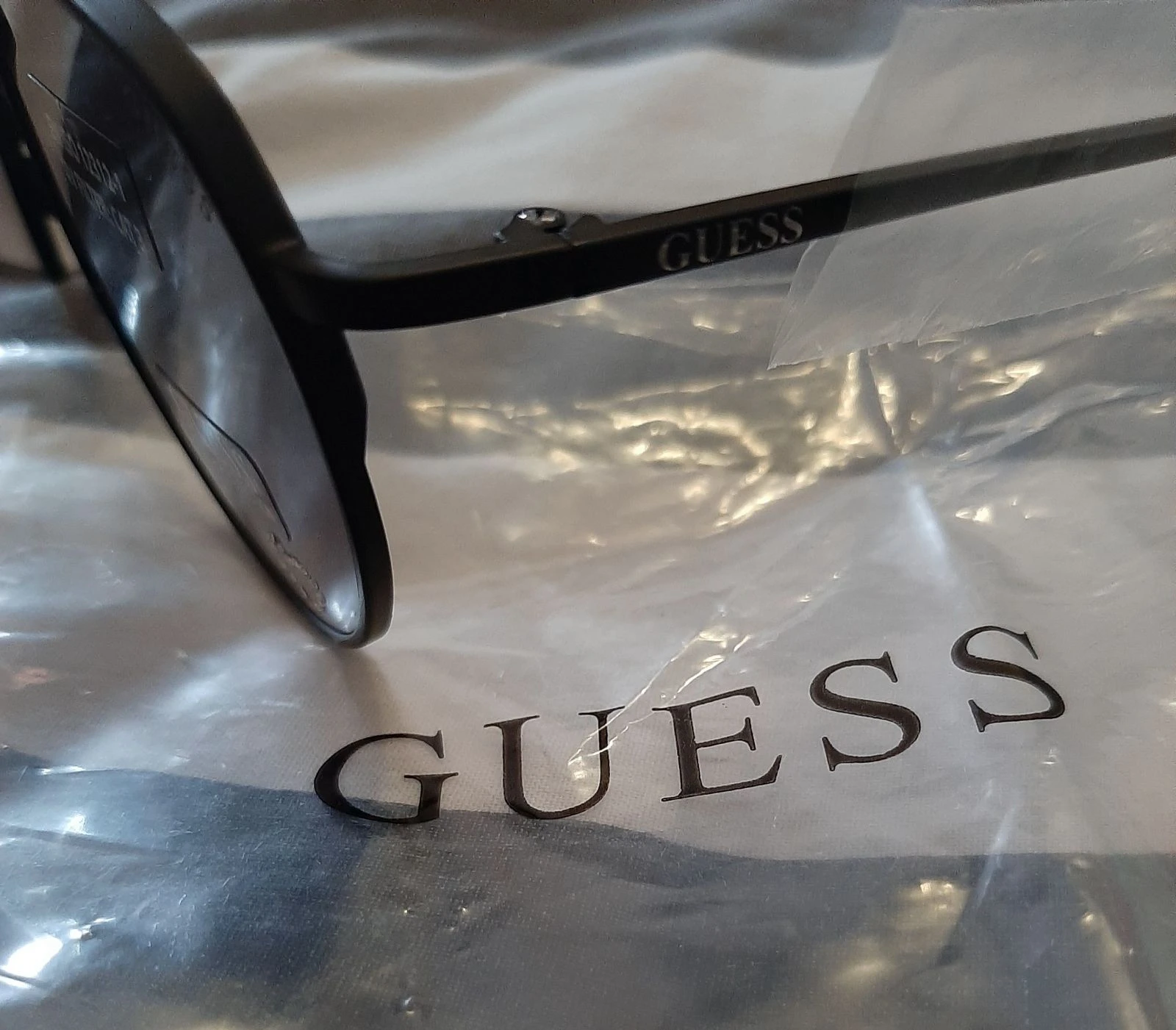 Lunettes de soleil aviateur strass cœur Guess neuves – photo 5